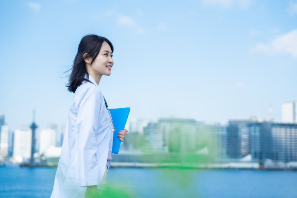 女医生微笑着走在外面图片下载