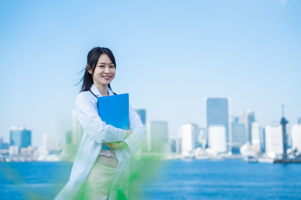 女医生微笑着走在外面图片下载