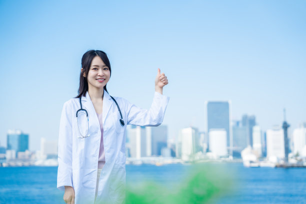 女医生微笑着走在外面图片下载