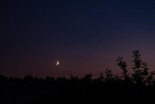 村子上空的月全食。大气的照片。日常生活中的宇宙现象。现实中的天文学。月食期间的天空图片下载