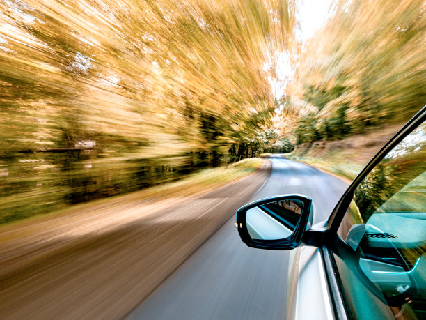 在一个美丽的秋日开车上路图片下载