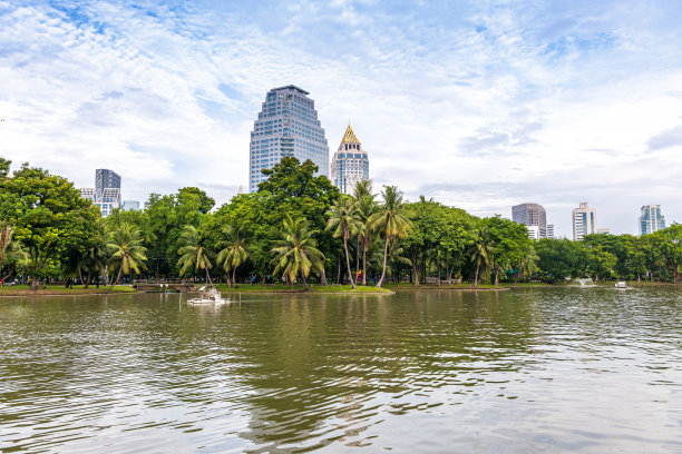 隆皮尼公园周围的建筑、树木和池塘景观。泰国曼谷市中心。图片下载