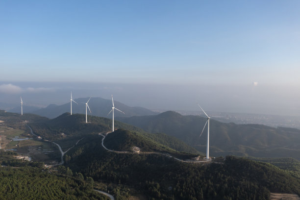 山顶上的风力发电站图片下载