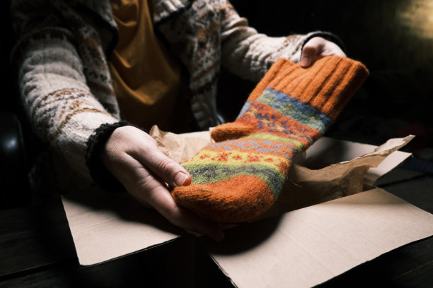 女性的手在包装礼物，准备运输图片下载