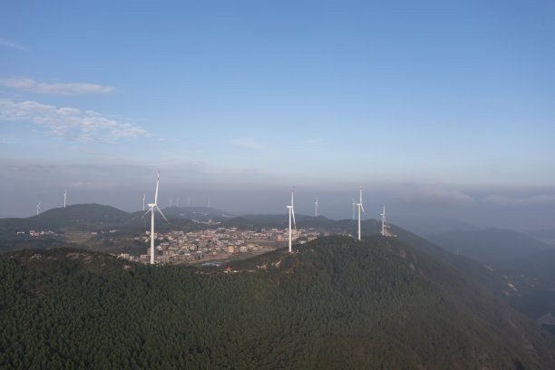 山顶上的风力发电站图片下载