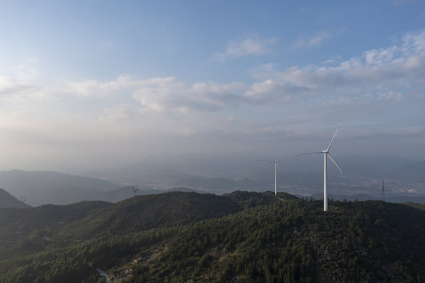 山顶上的风力发电站图片下载