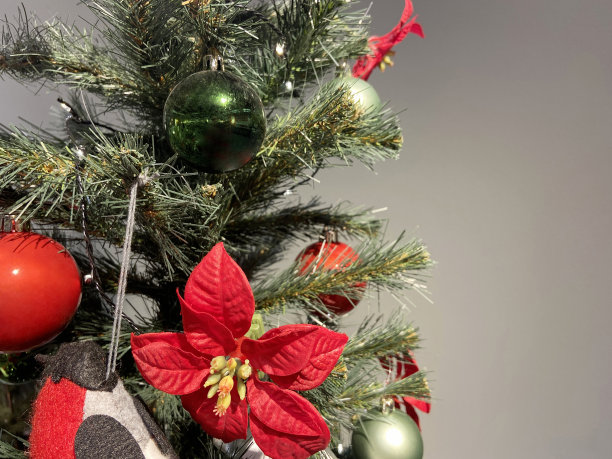 灰色背景上的圣诞树与复制空间。圣诞装饰图片下载