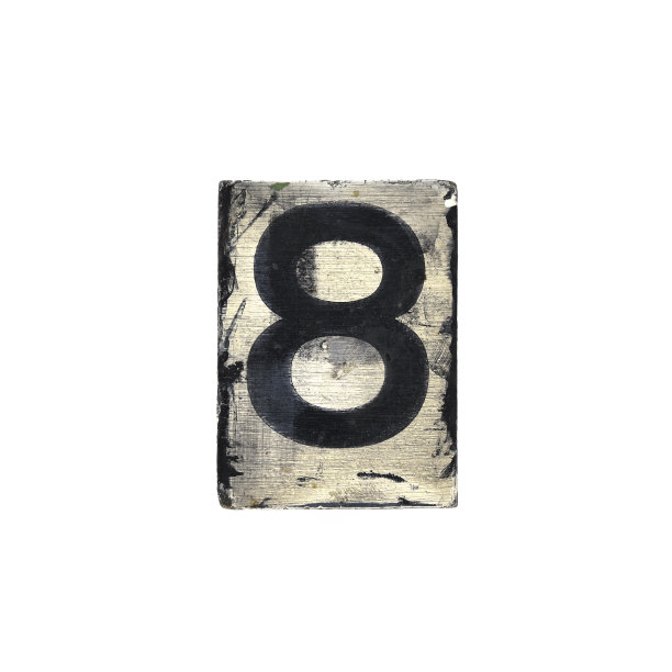 在白色背景上涂上油漆的木头上的垃圾大写字母，数字- 8图片下载