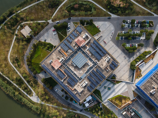 在城市和建筑物的屋顶上安装太阳能电池板图片下载