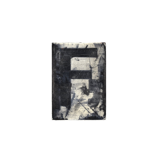 在白色背景上涂上油漆的木头上的垃圾大写字母，字母- F图片下载