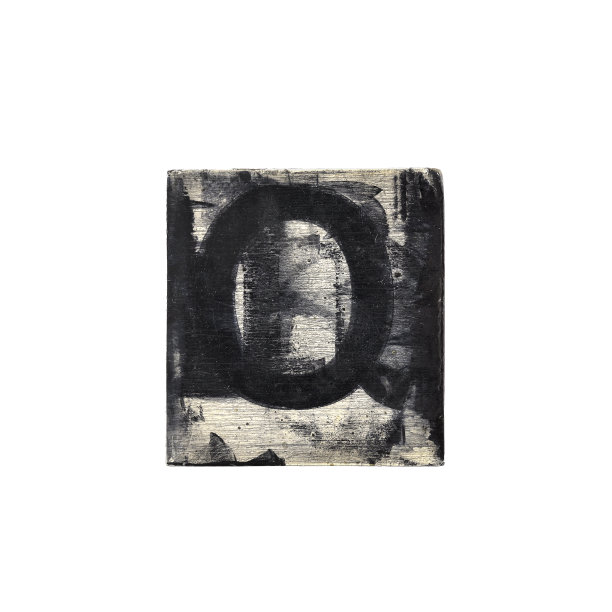 在白色背景上涂上油漆的木头上的垃圾大写字母，字母Q图片下载