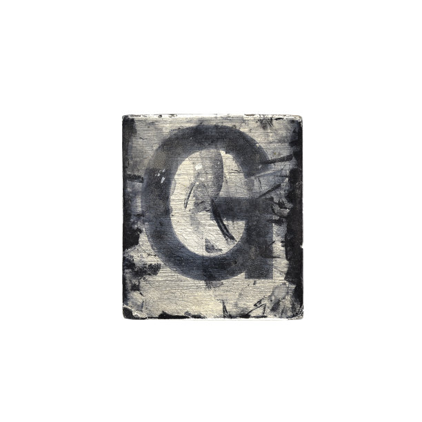 木头上的邋遢大写字母涂上白色背景的油漆，字母- G图片下载