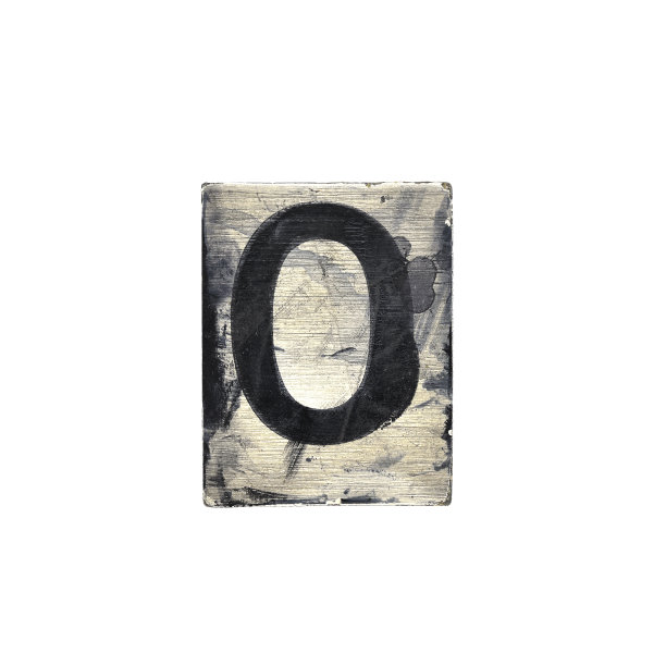 在白色背景上涂上油漆的木头上的垃圾大写字母，数字- 0图片下载