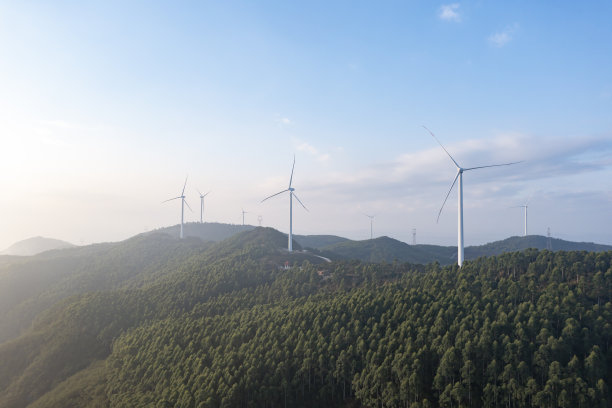 山顶上的风力发电站图片下载