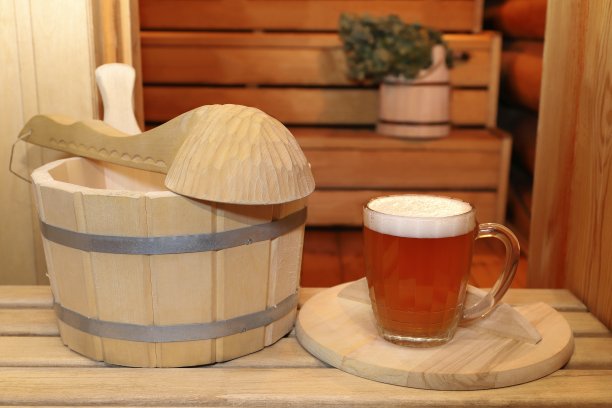 蒸桑拿时一杯淡啤酒。图片下载