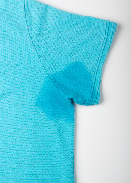 湿腋窝上的衬衫，出汗的手臂坑，腋窝问题，湿腋下，汗渍上的衣服，汗水图片下载