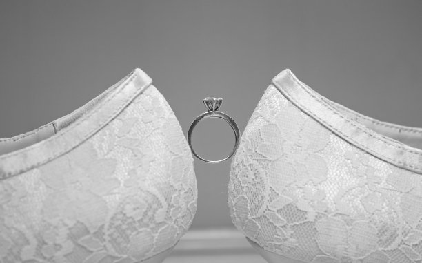 结婚戒指与新娘鞋图片下载