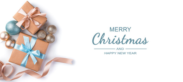 白色背景的圣诞礼物和圣诞树玩具。图片下载