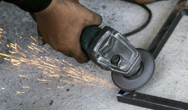 小型钢磨床，用于轻量研磨不太大的钢管。图片下载