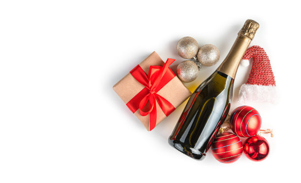 香槟，白色背景的礼物和玩具。圣诞节的背景。图片下载