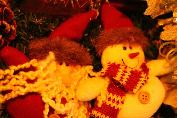 圣诞老人装饰和中心的雪人。周围，五颜六色的饰品图片下载