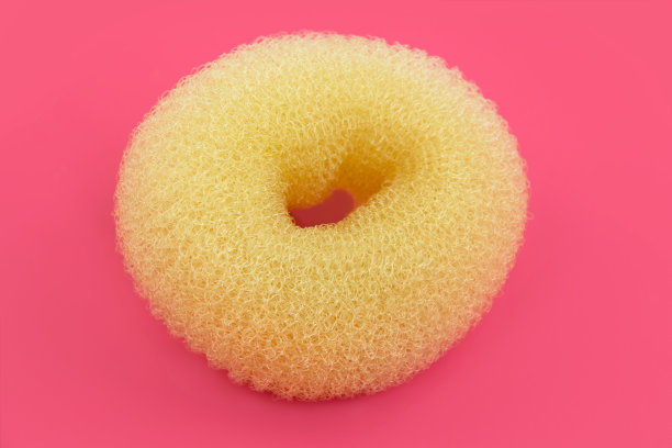 1个发髻环造型，粉色背景图片下载