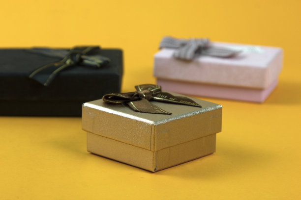 黄色背景圣诞和新年快乐礼盒概念，特别的节日礼物惊喜。金色的闪光。图片下载