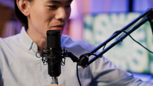 亚洲内容创作者用麦克风录制播客聊天图片下载