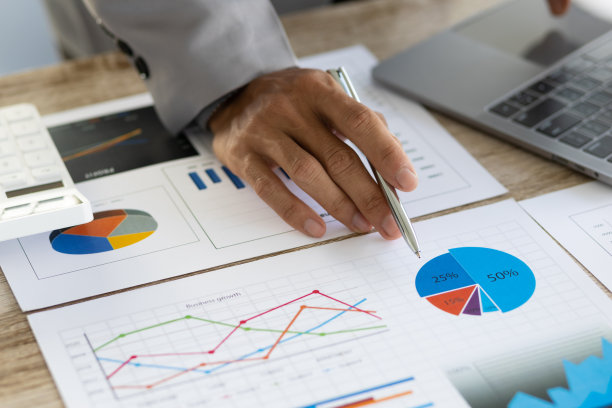 商人在笔记本电脑上工作，分析业务增长和市场报告。业务和财务战略规划。图片下载