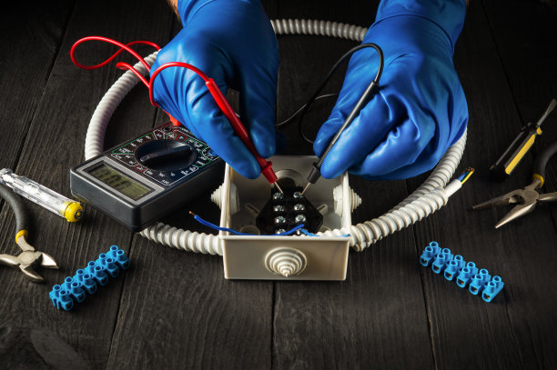 电工用测试仪检查接线盒内的接点。主车间的工作环境图片下载