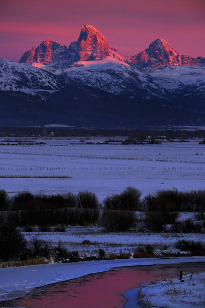 冬雪中的提顿山和河中倒影的树木图片下载