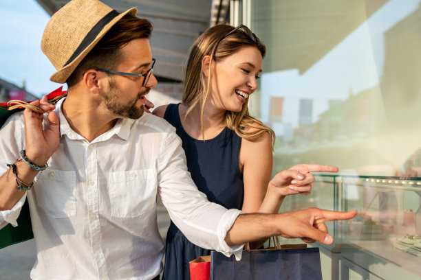 美丽的年轻夫妇享受购物，在城市里玩得很开心。爱情，约会，生活方式的概念图片下载