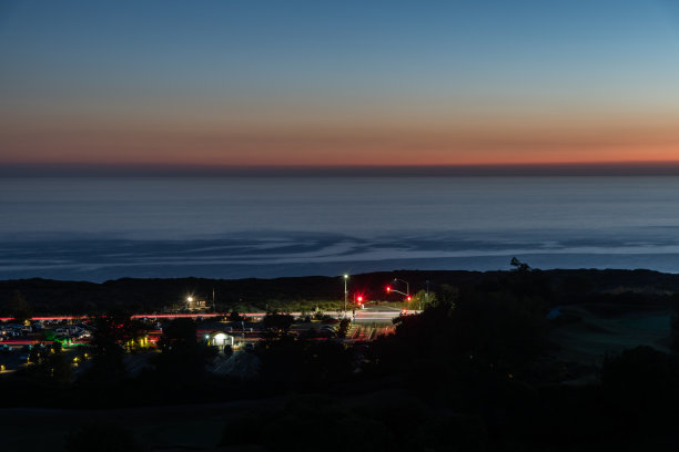 日落后的新港海岸景色，背景是圣卡塔琳娜岛，南加州图片下载