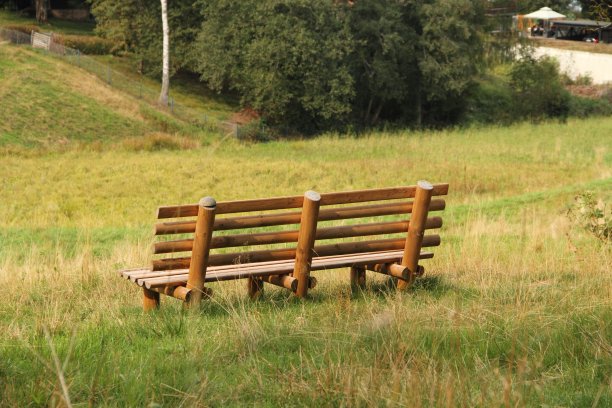 花园的长椅上图片下载