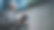 自信的商人分析关于电子平板电脑和办公楼的想法。图片下载