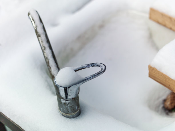 冻结的水龙头不能进水图片下载