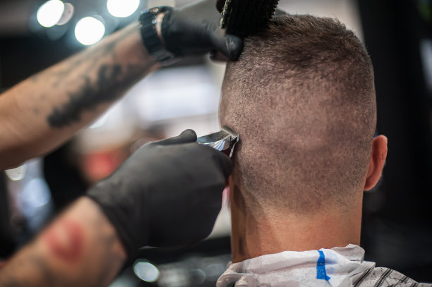 现代都市美发师在专业工作室用剪发器剪发图片下载