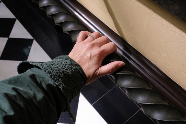 女人的手握着扶手。图片下载