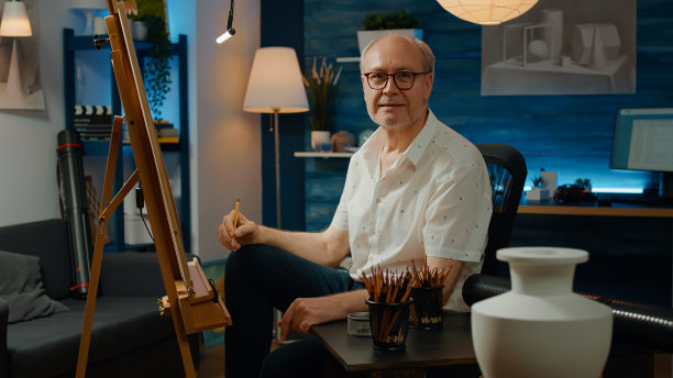 退休男子的肖像在画布上画专业的艺术品图片下载