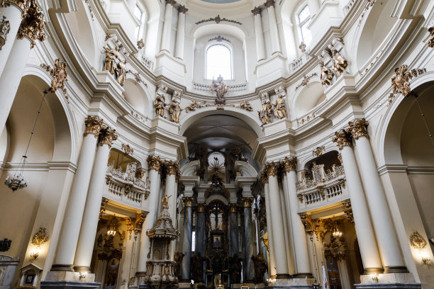 位于利沃夫市中心的多明尼加教堂或圣餐教堂的内部图片下载