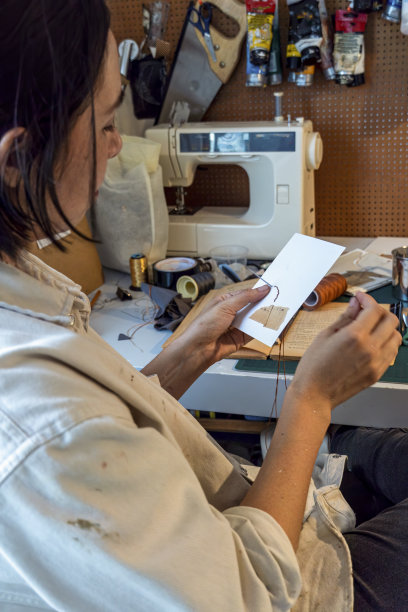艺术工作室，乱七八糟的东西，刷子，颜料都乱七八糟地混在一起，女艺术家图片下载