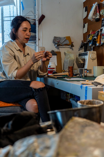 艺术工作室，乱七八糟的东西，刷子，颜料都乱七八糟地混在一起，女艺术家图片下载