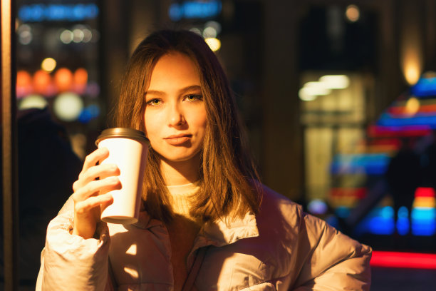 女孩在享受城市的夜生活图片下载