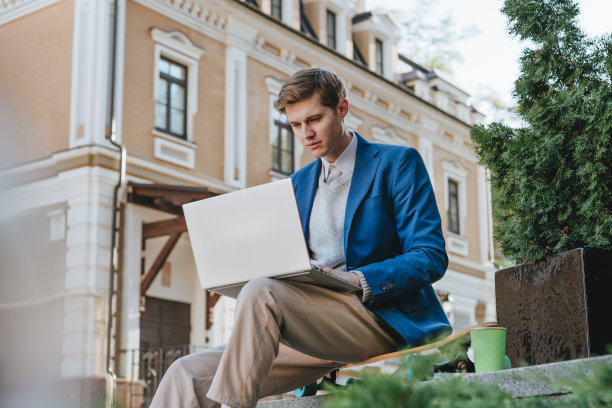 自由职业者，年轻人，商人，用笔记本电脑工作图片下载