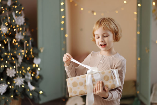 女孩手里拿着礼物站着图片下载