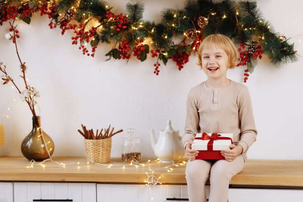 6岁的小女孩拿着礼物坐在那里。图片下载