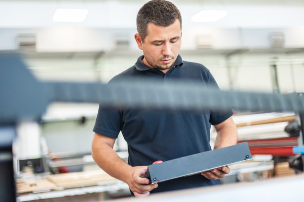 有经验的操作员在印刷厂使用UV打印机图片下载