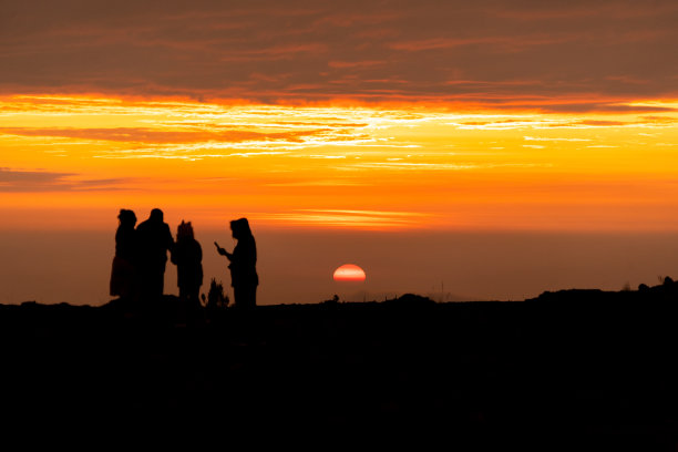 一群人在夕阳下，夕阳的剪影图片下载