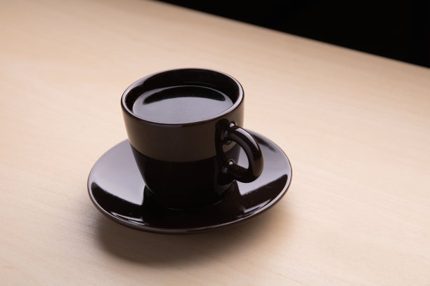 照片杯和茶托立在桌上图片下载