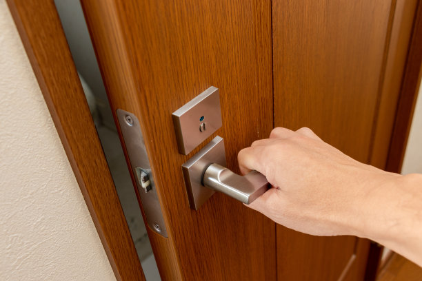 抓住门把手拉图片下载